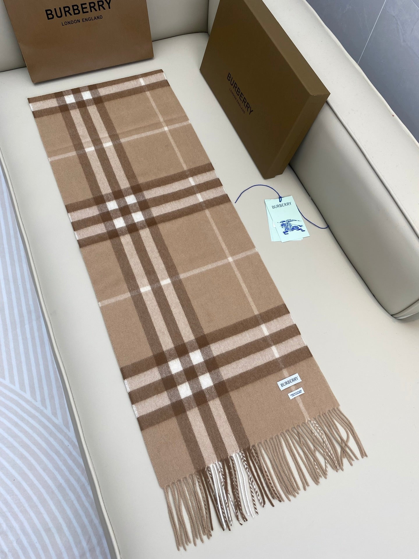 Premium Classic Plaid Cashmere Scarf – Luxury Unisex Winter Essential