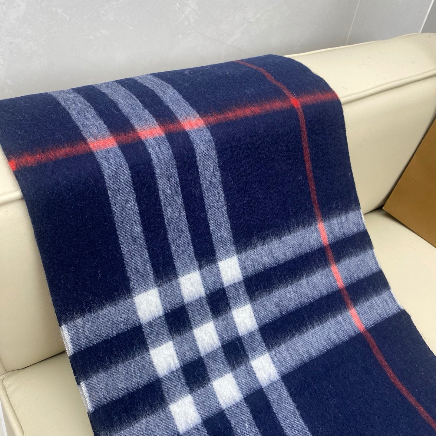 Premium Classic Check Cashmere Scarf – Elegant Unisex Winter Wrap