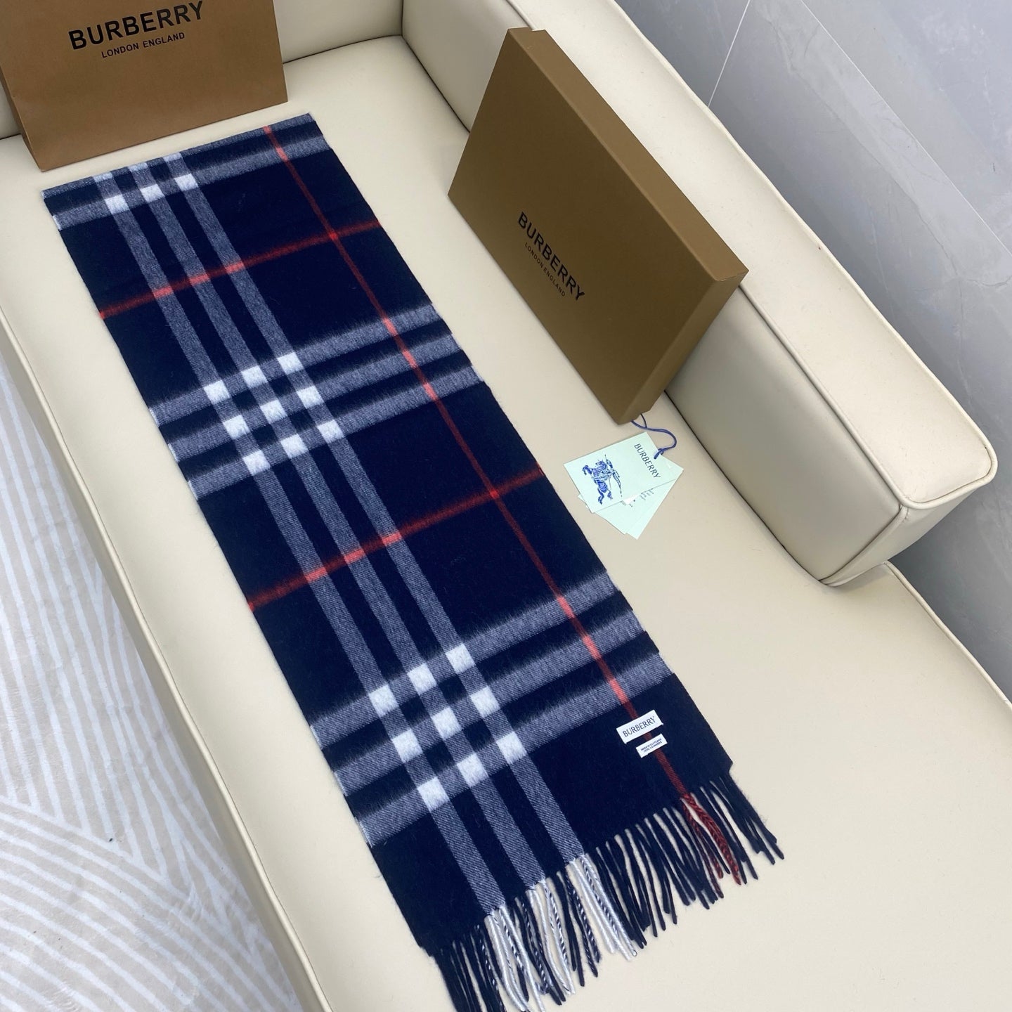 Premium Classic Check Cashmere Scarf – Elegant Unisex Winter Wrap